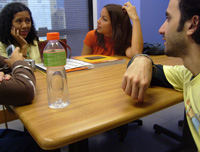 Imagen que muestra una mesa alrededor de la cual hay varias personas conversando.