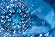 Explosión. Imagen creada a partir de un vaso de agua que explosiona sobre una superficie.