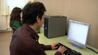 Programador trabajando delante de su ordenador.