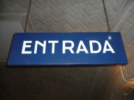 Cartel que reza: “Entrada”. 