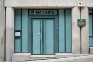 Fachada con la puerta de una notaría.