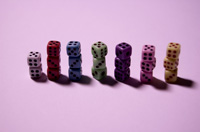 Ordenación. Un grupo de dados de distintos colores puestos en grupos según su color, los dados del mismo color están unos encima de otros, y los distintos grupos de dados puestos en fila unos al lado de otros. La mayor altura es de 3 dados y hay 7 grupos distintos.