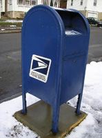 Buzón de correos. Típico buzón de correos en la calle de película americana.