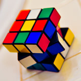 Un cubo de rubik con sus fichas mezcladas.