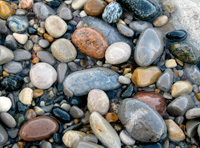 Piedras de mar de distintos tamaños y colores.