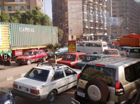 Avenida con  atasco de vehículos.