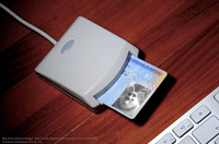 Foto de un lector de dni electrónicos, con un dni insertado.