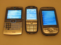 Se muestran sobre una mesa tres modelos de smartfones.