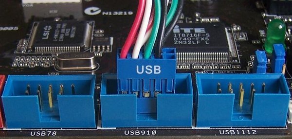 conectores usb en placa Ilustración conectores usb en placa