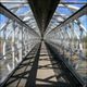 Pasarela de un puente metálico blanco.