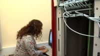 María se encuentra configurando un equipo.