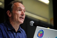 Tim-Berners Leer en una conferencia hablando al público.