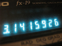 Calculadora científica mostrando el número PI 3.1415926.