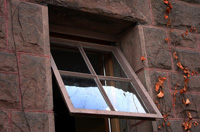 Fotografía de una ventana abierta.