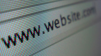 Fotografía de una pantalla dónde se puede leer la URL www.website.com.