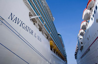 Fotografía de un crucero con el nombre Navigator of the Seas.