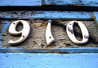 Foto en la que se muestran los números 910.