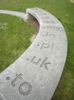 Ilustración en la que se ven varios dominios DNS: .to, .uk, .pl, .in, .my, .so, .id, .us, .nz, .eg inscritos en un monumento con forma similar a un banco.