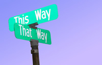 Ilsutración en la que se ven dos señales indicadoras, cada una apuntando en direcciones diferentes. En una se lee This Way y en otra That Way.
