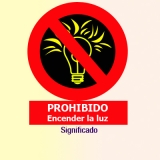 Ilsutración en la que hay una señal de prohibición, redonda, de color rojo, con una raya cruzando inclinada a la izquierda también de color rojo. El fondo de la señal es de color negro y tiene dibujada una bombilla de color amarillo de la cual salen rayos de luz. La señal tiene en su parte inferior un rectángulo de color rojo con texto en color blanco que pone "PROHIBIDO" en una primera línea, escrito en mayúsculas y, "Encender la luz" en una segunda línea, escrito en minúsculas. Toda la composición está acompañada del texto "Significado".