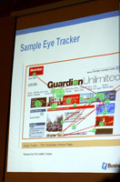 La imagen muestra un ejemplo de Eyetracking realizada con la página de Guardian Unlimited. En ella se ven unos puntos de color verde de diferente tamaño unidos por líneas de color rojo. El tamaño de los puntos representa la cantidad de tiempo que ha detenido su vista el usuario en esa punto de la página y las líneas representan el orden en el que se ha detenido en cada punto.