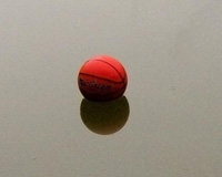 Ilustración en la que aparece una pelota de baloncesto flotando en un charco.