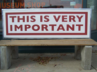 Ilustración en la que aparece un cartel en el que hay escrito: “This is very important”.