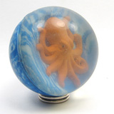 Ilustración en la que aparece una bola de cristal transparente con un pulpo en su interior. 