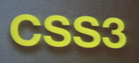 Ilustración en la que aparecen las siglas CSS3 en una pantalla LED.