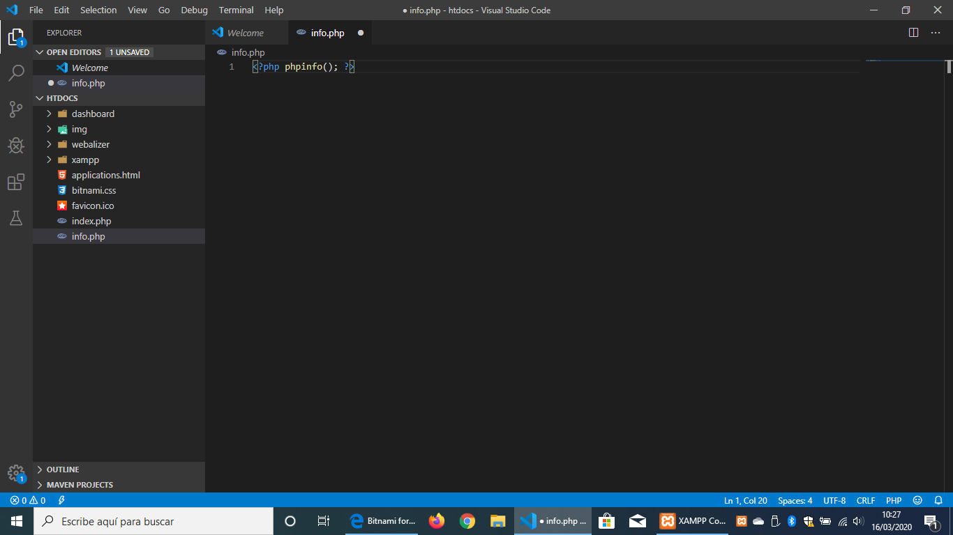 Imagen donde se ve con fondo oscuro Visual Studio Code abierto, a la izquieda podemos el arbol de archivos y a la derecha podemos ver el archivo info.php abierto con el contenido citado