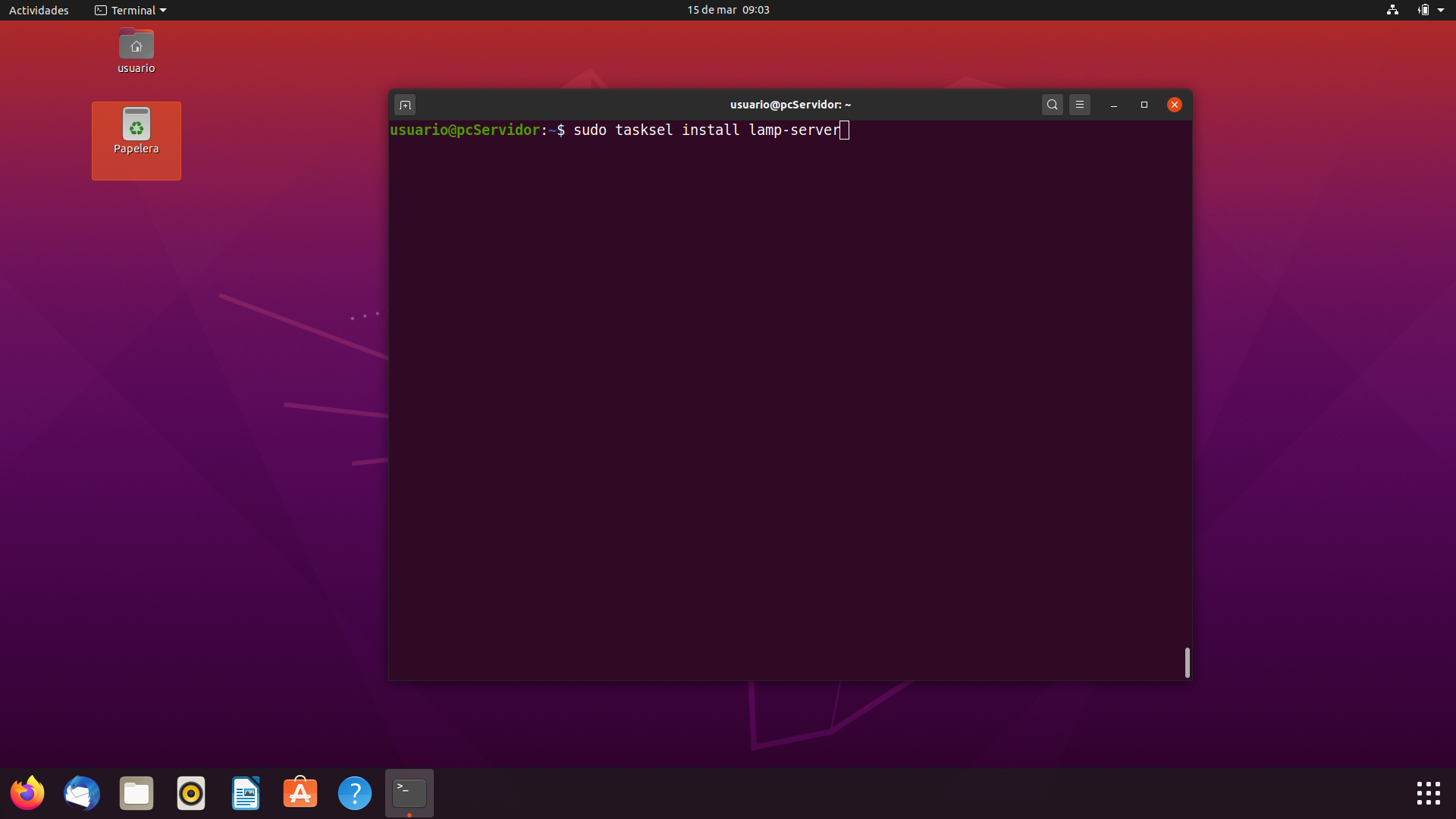 Instalando lamp-server. Ilustración de una consola negra en ubuntu con el comando para instalar lamp-server