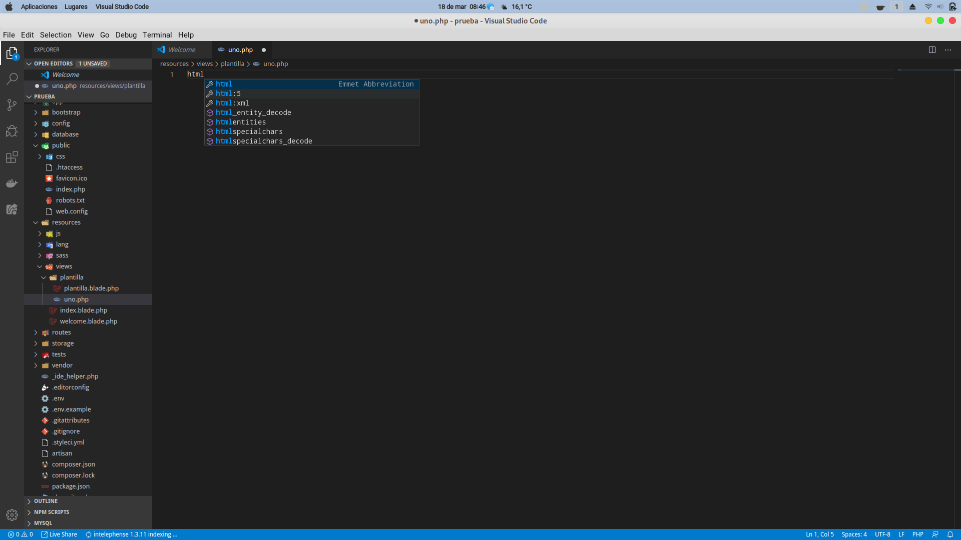 Imagen de la página de inicio de Visual Studio Code con un fondo oscuro, a la derecha se puede escrito htm y un desplegable para autocompletar código