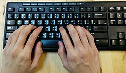 Manos de una persona sobre un teclado.