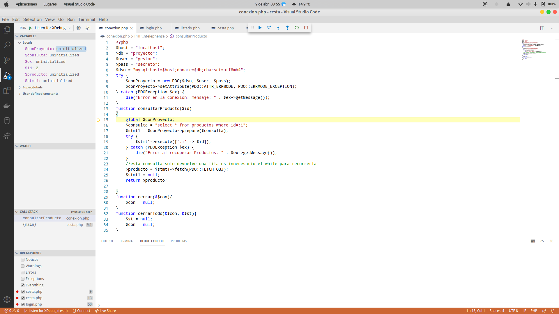 Imagen de Visual Studio Code abierto, a la derecha se puede ver código del archivo conexion.php, vemos su linea 15 (en la función consultar producto) resaltada de amarillo.) 
