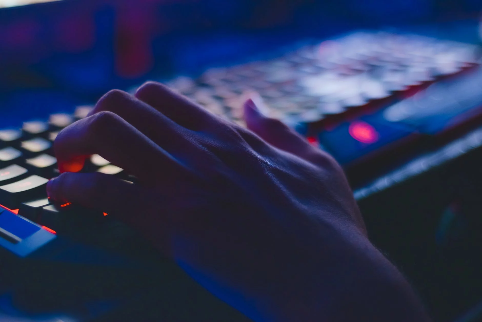 Teclado Imagen de parte de un teclado con retroalimentación azul.