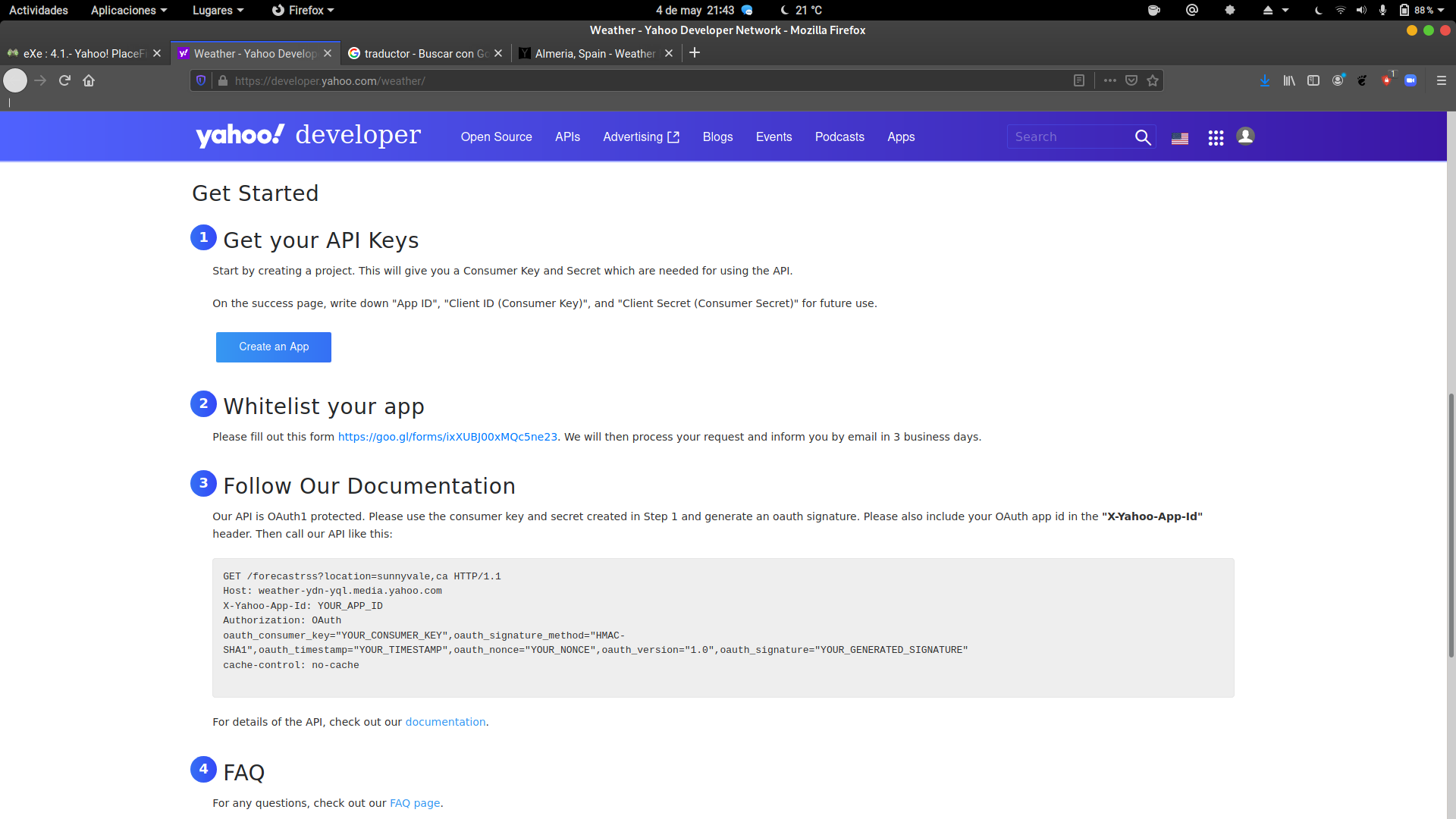 Imagen de la página web de Yahoo! donde se puede ver una página en la que aprecen cuatro puntos en azul. El primer punto: Conseguir tu key y un botón para hacerlo, el segundo punto nos indica como podemos poner en la lista blanca nuestra aplicación, el tercero nos dice el código que debemos usar para nuestra API, y el cuarto el un enlace a las FAQ.