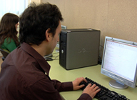 Imagen que muestra a un hombre de perfil escribiendo en el teclado de un ordenador.