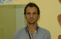 Juan mirando de frente. Hombre de pie mirando de frente.
