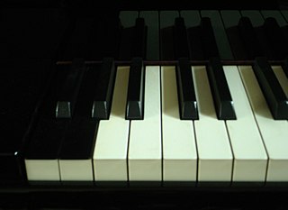 Imagen que muestra la parte izquierda de un piano.