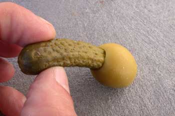 Combo pepinillo aceituna Ilustración de un pepinillo introducido en una aceituna