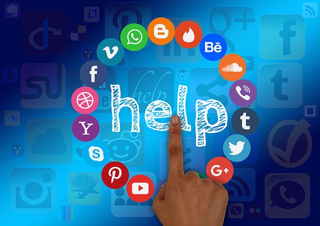 Medios de comunicación social Imagen con un dedo pulsando Ayuda dentro de un círculo con los logotipos de la resdes sociales más usuales.