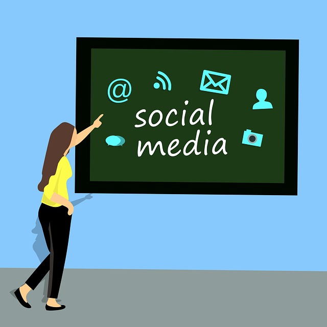 Ilustración de profesor enseñando Social Media en la pizarra.