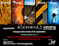 Fotografía de cartel promocional de la exposición “elemets", en el que se ven imágenes que simbolizan la madera, el fuego la tierra el metal y el agua.