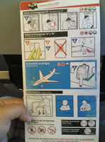 Fotografía de folleto de las medidas de seguridad de un pasajero de un avión.