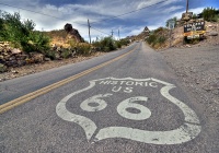 Carretera estadounidense con el suelo indicando ruta 66.