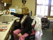 Trabajadora_imprimiendo. Trabajadora imprimiendo en una oficina.