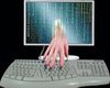 Ataque informático. Se ve un equipo del que sale una mano desde el monitor hasta el teclado.