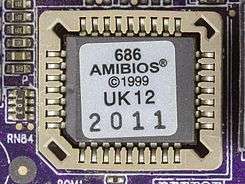 Imagen de un micro chip tipo  ROM BIOS que se puede extraer de la placa base. Este tipo de BIOS tiene la ventaja de que se pueden reponer en caso de verse afectadas por un virus.