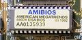 Imagen de un micro chip tipo  ROM BIOS que se puede extraer de la placa base. Este tipo de BIOS tiene la ventaja de que se pueden reponer en caso de verse afectadas por un virus.