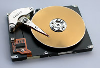 En esta imagen se ve un disco duro al que se le ha quitado la tapa superior y nos deja ver las cabezas lectoras e incluso que el disco duro está formado tantos disco  como cabezas lectoras tiene.